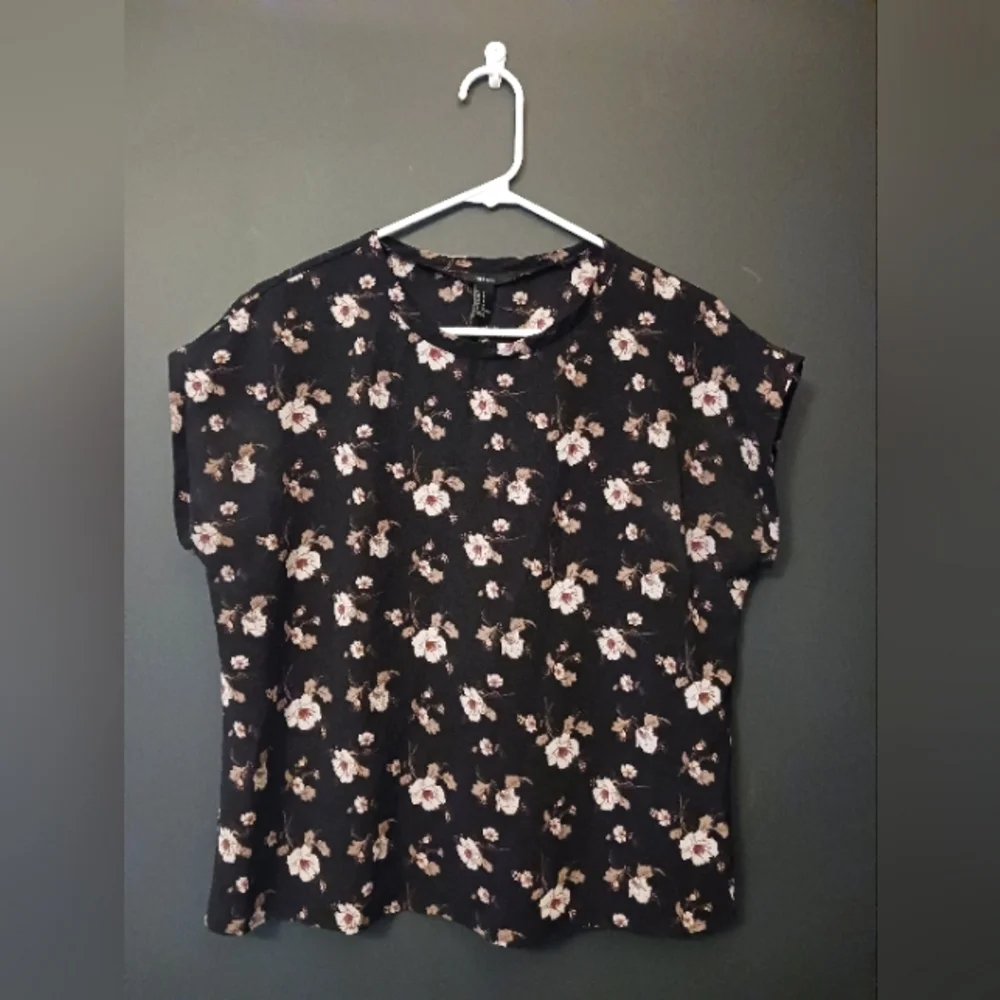 FOREVER 21 MEDIUM BLACK FLORAL SHIRT SHORT SLEEVE - Picture 1 of 3